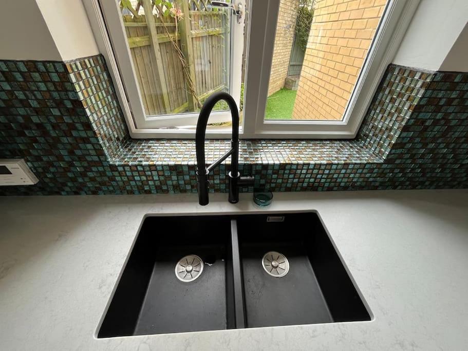 Detached Home, Easy Access For Holiday home Milton Keynes