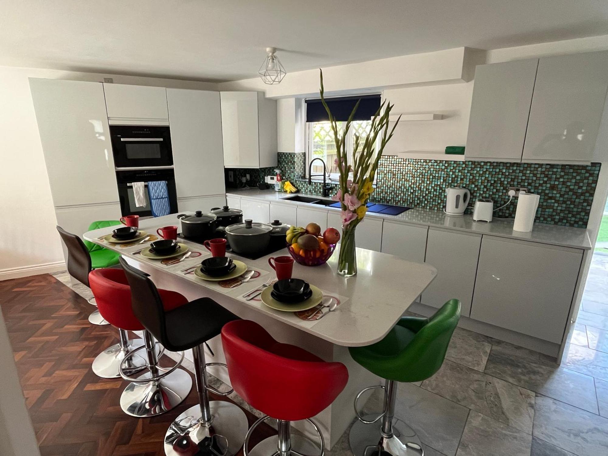 Detached Home, Easy Access For Holiday home Milton Keynes